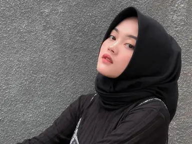 Sebagai selebgram, pemilik nama lengkao Putri Delina Andriany Sutisna ini selalu tampil stylish. Ia pun konsisten untuk terus mengenakan hijab. (Liputan6.com/IG/putridelinaa)