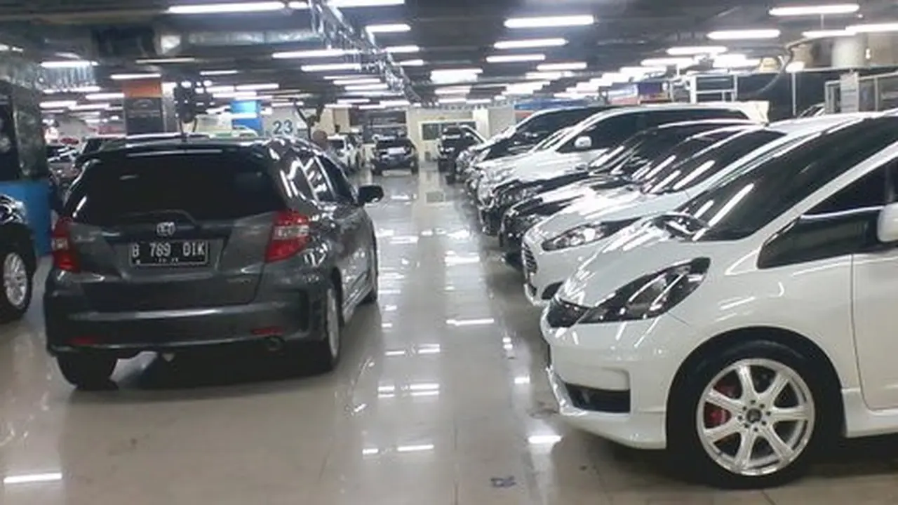 Bursa Mobil Bekas WTC Mangga Dua. ©2015 Merdeka.com/Rahmat