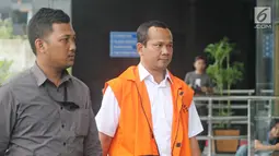 Ekspresi J Natalis Sinaga saat tiba di gedung KPK, Jakarta, Selasa (6/3). Natalis menjalani pemeriksaan lanjutan terkait dugaan transaksi suap pinjaman daerah pada APBD Lampung Tengah tahun 2018. (Liputan6.com/Herman Zakharia)