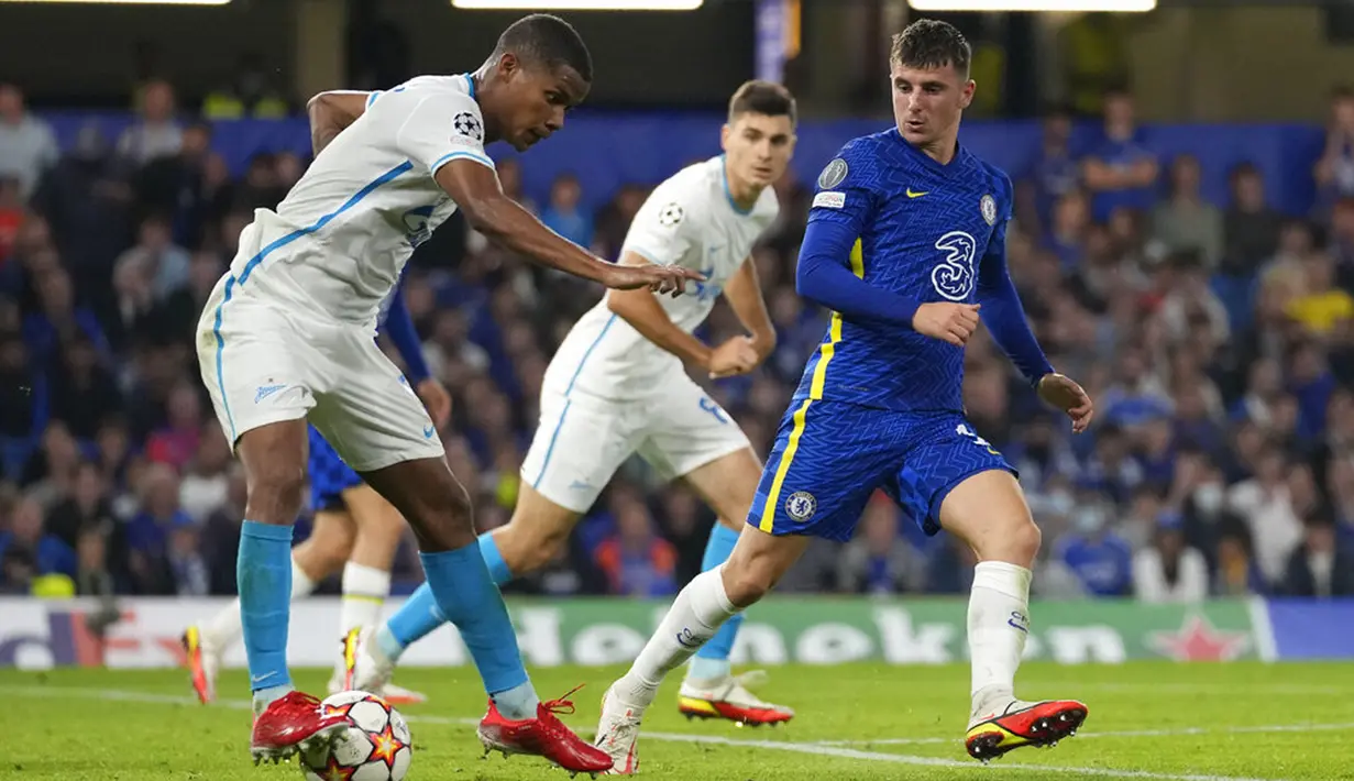 Pemain Zenit St Petersburg Wilmar Barrios (kiri) berebut bola dengan pemain Chelsea Mason Mount pada pertandingan Grup H Liga Champions di Stadion Stamford Bridge, London, Inggris, Selasa (14/9/2021). Chelsea menang 1-0. (AP Photo/Kirsty Wigglesworth)