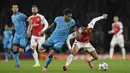 Penyerang Arsenal, Alexis Sanchez, berebut bola dengan bek sayap Barcelona, Dani Alves. Meski bermain tandang, namun Barcelona lebih menguasai jalannya laga. (Reuters/Toby Melville)