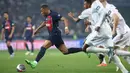 Komite tersebut menyarankan agar Mbappe pergi ke pengadilan ketenagakerjaan atau menyelesaikan masalah ini dengan PSG. (AFP/Franck Fife)