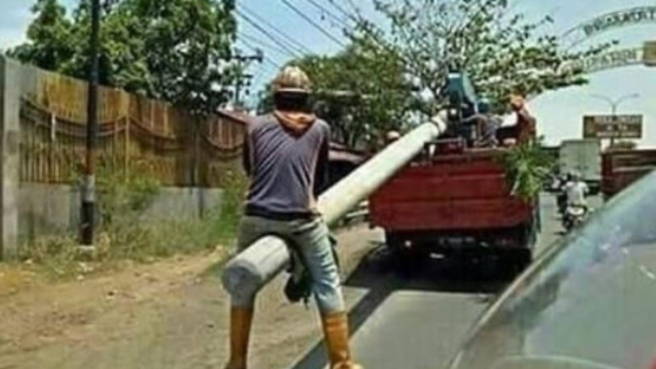 Terlalu Santai, 7 Cara Orang Naik Kendaraan Ini Bikin Elus Dada