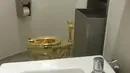 Kloset berlapis emas 18 karat yang dipasang di salah satu toilet di Museum Guggeinheim, New York, Kamis (15/9). Kloset mewah itu untuk menggantikan salah satu kloset porselen di toilet umum yang terbuka bagi semua jenis kelamin. (William EDWARDS/AFP)