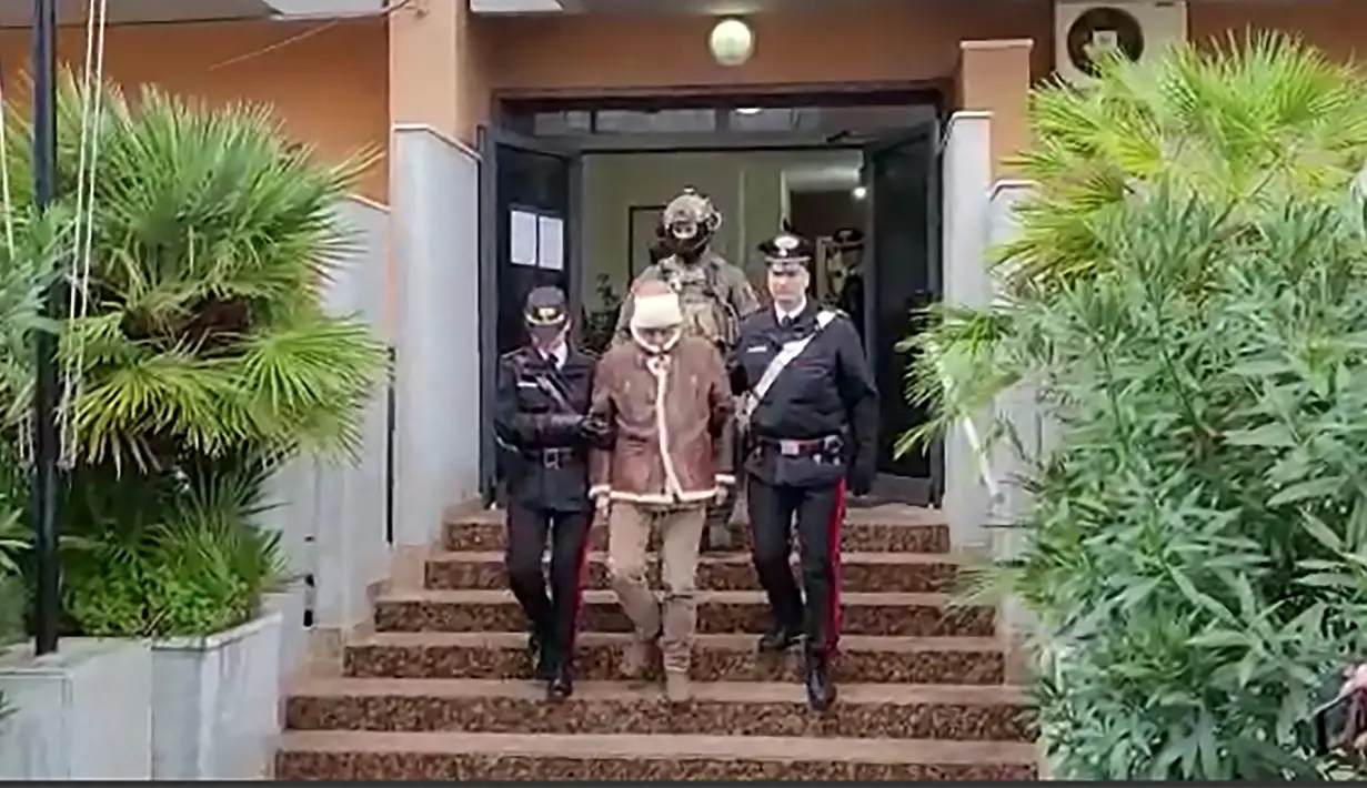 <p>Tangkapan video yang diambil pada Senin, 16 Januari 2023 menunjukkan penangkapan oleh Carabinieri terhadap bos mafia paling dicari di Italia, Matteo Messina Denaro di Palermo, di negara asalnya Sisilia setelah 30 tahun dalam pelarian. Matteo Messina Denaro, ditangkap di sebuah klinik swasta di Palermo, Ibu Kota Sisilia. (HO / ITALIAN CARABINIERI PRESS OFFICE / AFP)</p>