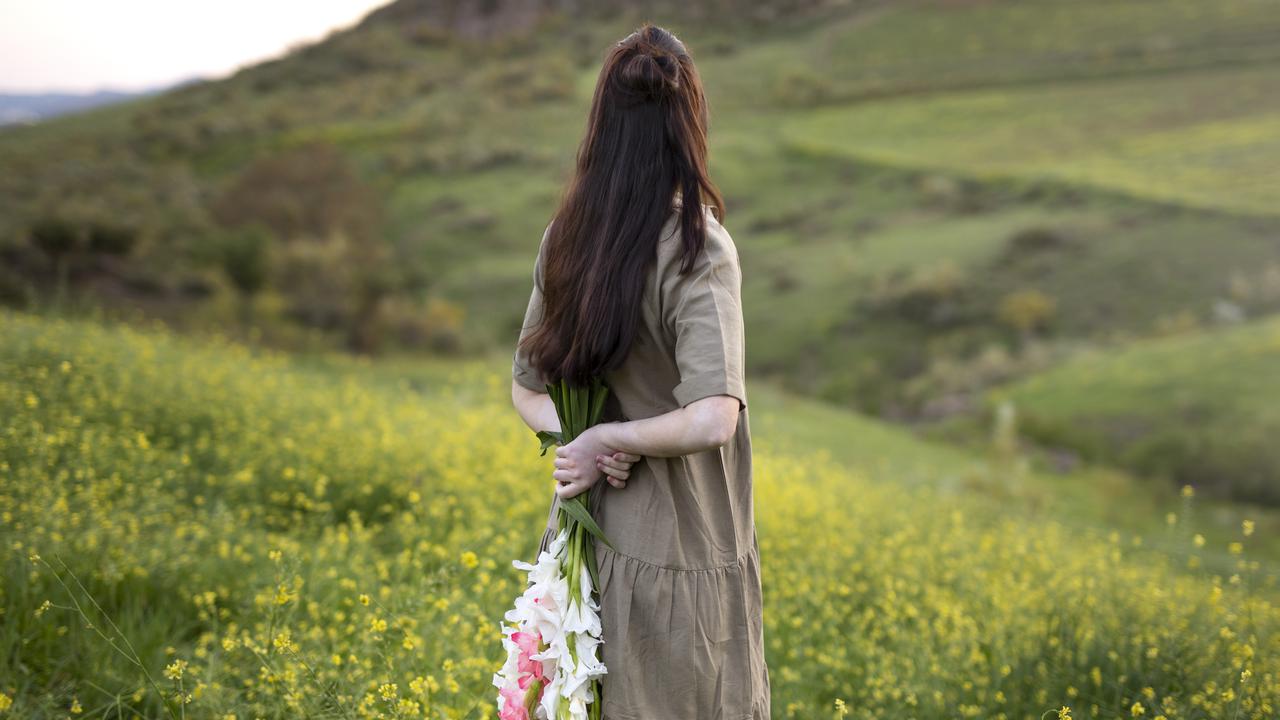 wanita juli bunga belakang