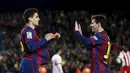 Marc Batra merayakan golnya bersama Lionel Messi di Stadion Camp Nou, Kamis (9/4/2015) dini hari WIB. (REUTERS/Albert Gea)