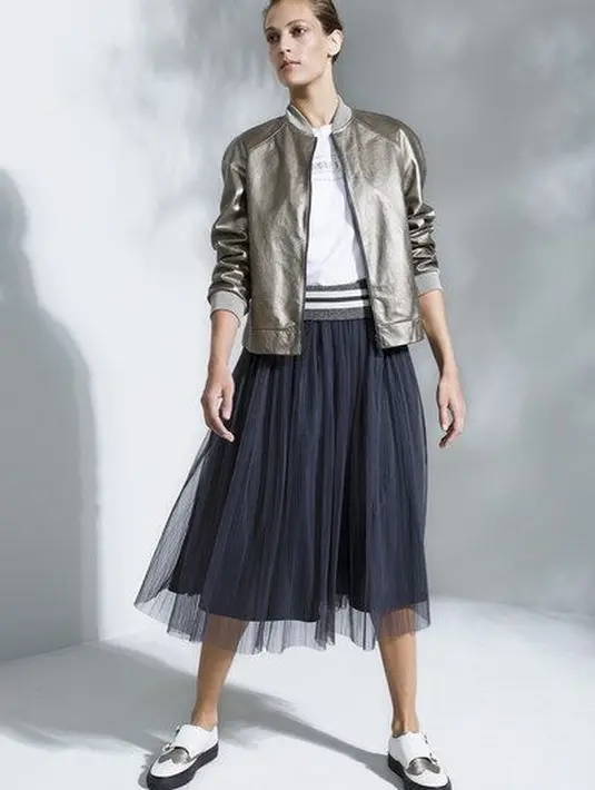 <p>Tampilan kian semarak dengan paduan tutu dan bomber jacket. Pastikan kamu berani memadukannya untuk tampilan lebih seru dan variatif. (Foto: Pinterest)</p>