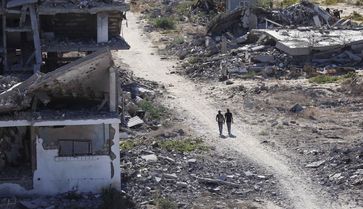 Sejumlah sumber lokal melaporkan, orang-orang mulai kembali ke rumah mereka sejak Jumat (10/10/2025) pagi melalui pesisir Jalan Rashid dan Jalan Salah al-Din, dua jalan artileri utama yang membentang dari utara ke selatan Jalur Gaza. (Eyad BABA/AFP)