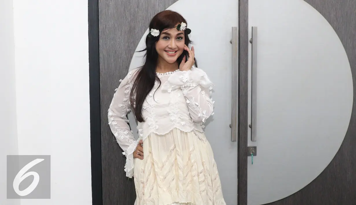 Paramitha Rusady berpose saat ditemui di kawasan Antasari, Jakarta, Senin (21/11). Wanita berusia 50 tahun ini malu-malu ketika ditanya perihal kisah asmaranya. (Liputan6.com/Herman Zakharia)