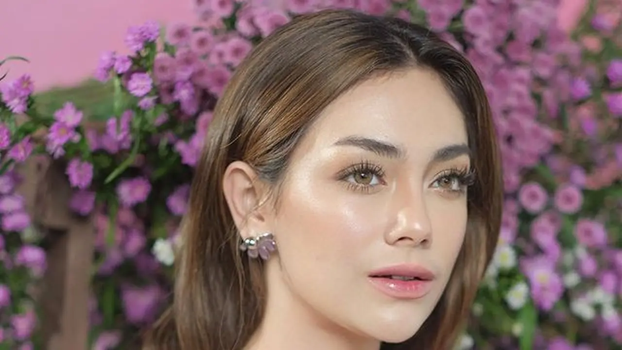 Celine Evangelista dengan makeup flawless (Instagram/celine_evangelista)