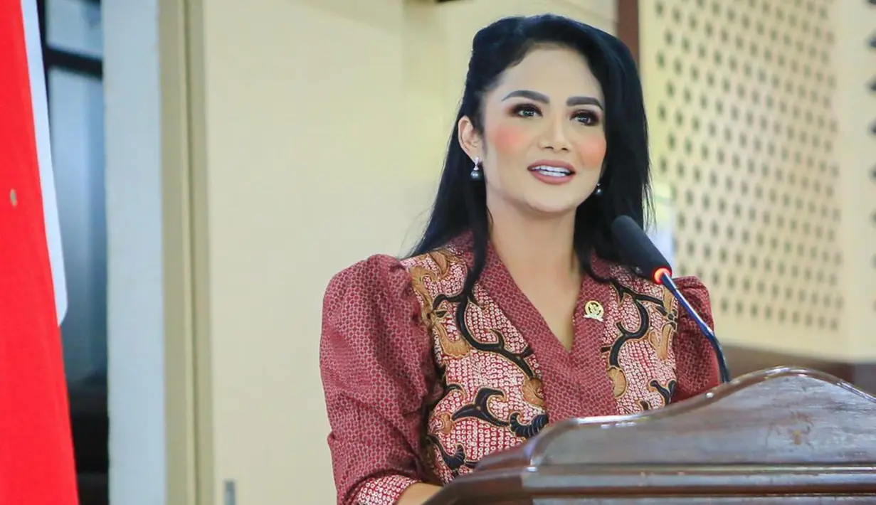 Penampilan Krisdayanti menggunakan batik ini juga tak lepas dari perhatian netizen. Tak sedikit yang menyebut jika dirinya terlihat elegan dengan busana batik. (Liputan6.com/IG/@krisdayantilemos)