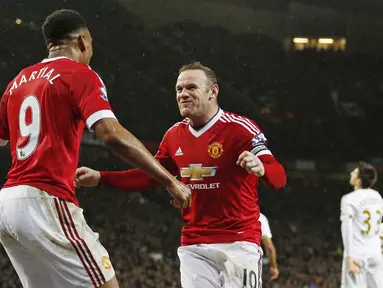  Penyerang Manchester United, Wayne Rooney merayakan golnya bersama Anthony Martial pada lanjutan Liga Premier Inggris di Stadion Old Trafford, Sabtu (02/01/2016). Manchester United menang 2-1. (Reuters/Andrew Yates)