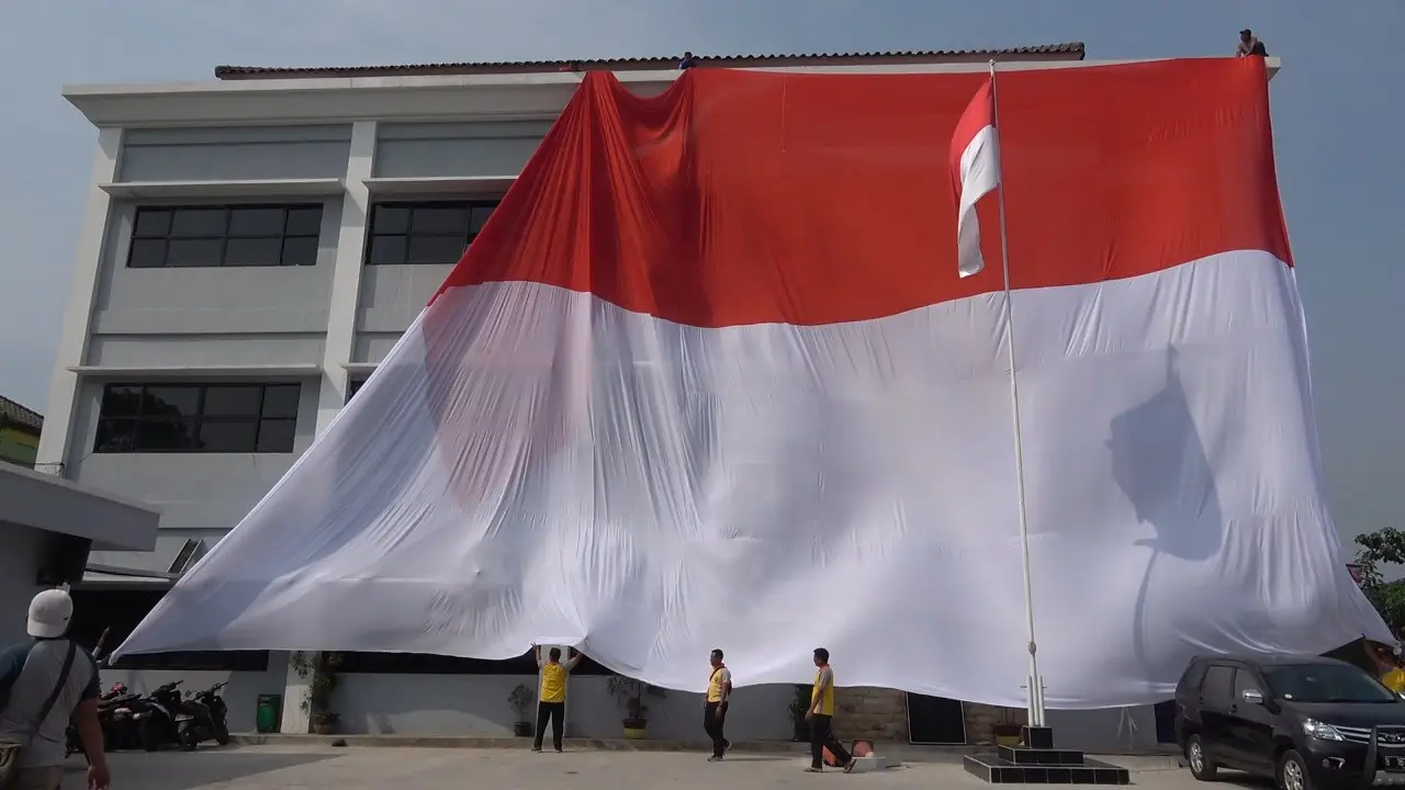 Bendera Merah Putih raksasa berukuran 135 meter dibentangkan menyelimuti gedung Mapolresta Tangerang. Atas ini, Polresta dan Kapolda Banten mendapat penghargaan dari Leprid.