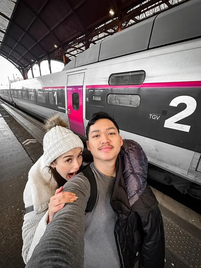Azriel Hermansyah dan Sarah Menzel di Eropa