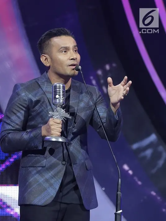 Penyanyi Judika memberikan pidato kemenangan setelah menerima penghargaan dalam SCTV Music Awards 2019 di Studio 6 Emtek City, Jakarta, Jumat (26/4). Judika menyabet penghargaan Video Klip Paling Ngetop untuk lagu Jikalau Kau Cinta dan Penyanyi Solo Pria Paling Ngetop. (Fimela.com/Bambang E. Ros)