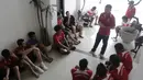 Pelatih kepala Madura United, Gomes De Olivera, berdiskusi seputar taktik bersama anak asuhnya dalam suasana kekeluargaan. (Bola.com/Vitalis Yogi Trisna)