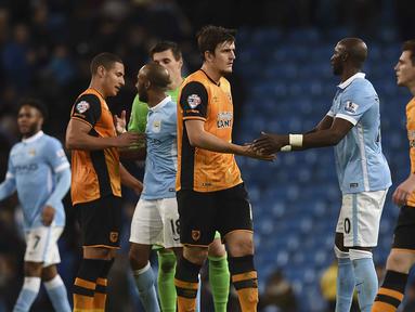 Pemain Hull City, Harry Maguire (3 kanan) bersalaman dengan Pemain Manchester City, Eliaquim Mangala (2kanan) usai laga piala Liga Inggris di Stadion Etihad, Manchester, Rabu (2/12/2015). Manchester City menang 4-1. (AFP Photo/Paul Ellis)