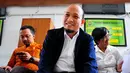 Penyidik KPK Novel Baswedan sebelum menjalani sidang praperadilan di PN Jakarta Selatan, Senin (25/5/2015). Sidang Novel ditunda hingga Jumat 29/5/ mendatang, karena tim kuasa hukum Polri tidak hadir. (Liputan6.com/Yoppy Renato)