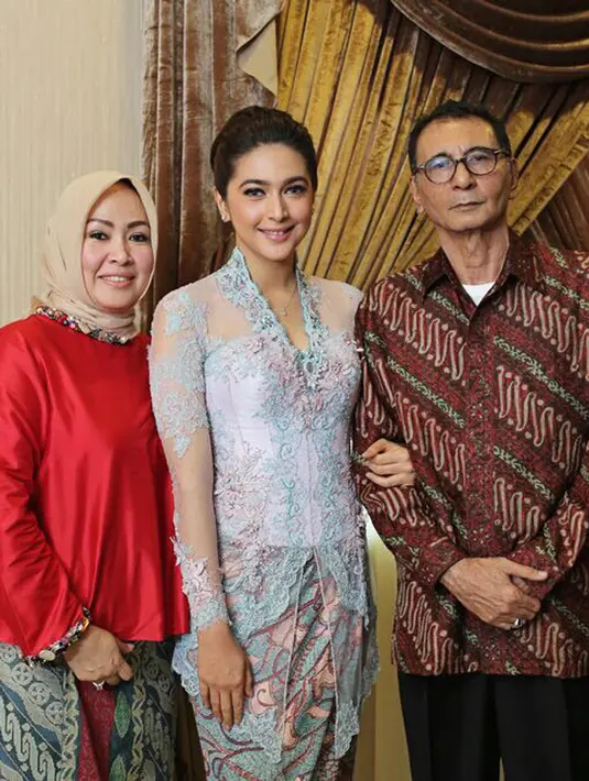 Senyum kebahagiaan tak bisa disembunyikan oleh Nabila Syakieb ketika acara lamaran berlangsung. Begitu juga dengan kedua orangtuanya yang selalu mendampingi putri cantik mereka. (Ruben Silitonga/Bintang.com)