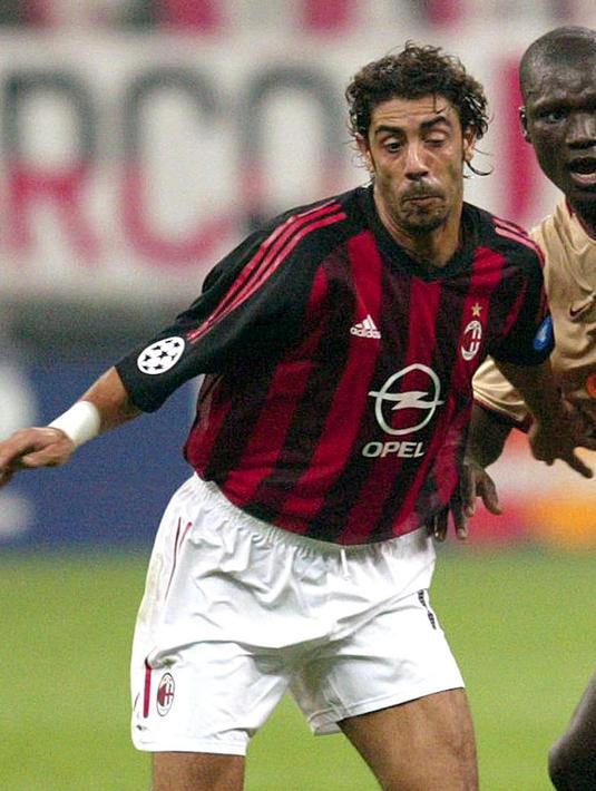 Kontribusi nya selama lima tahun menghasilkan tropi SerieA (2003) dan Liga Champions di tahun yang sama. Rui Costa memang dikenal sebagai gelandang yang memiliki umpan yang terukur. (AFP/Denis Charlet)