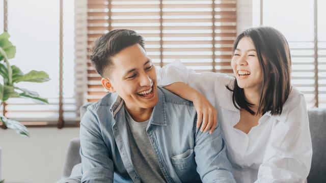 perempuan dan pasangan senyum sofa