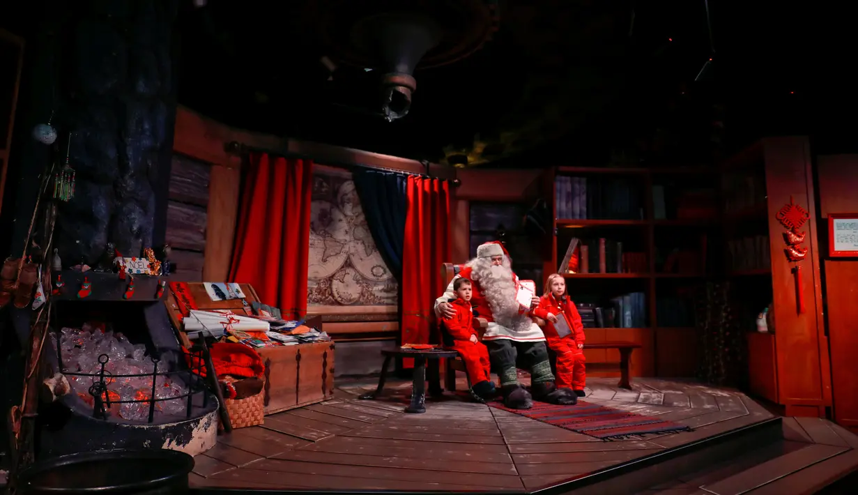 Santa Claus berbincang dengan Eloise dan Noah Seymour dari Inggris, di Desa Sinterklas atau Santa Claus Village, Finlandia, 15 Desember 2016.  Tempat ini akan membuat pengunjung seolah-olah berada di kampung halaman Sinterklas. (REUTERS/Pawel Kopczynski)