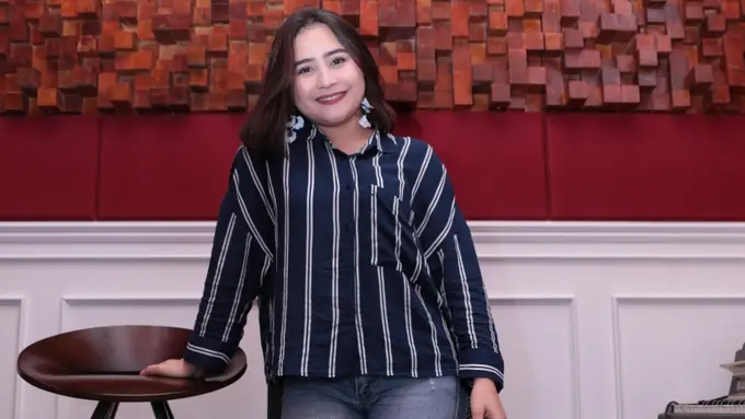 [Bintang] Prilly Latuconsina Persembahkan Lagu untuk Teman Gaibnya