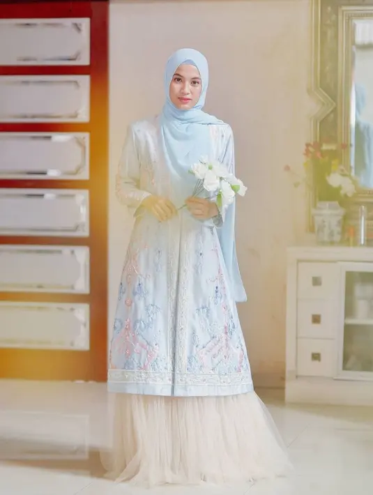 Tunik bermotif warna biru pastel sempurna dipadukan dengan rok tulle warna krem seperti Alyssa Soebandono ini. [instagram/ichasoebandono]