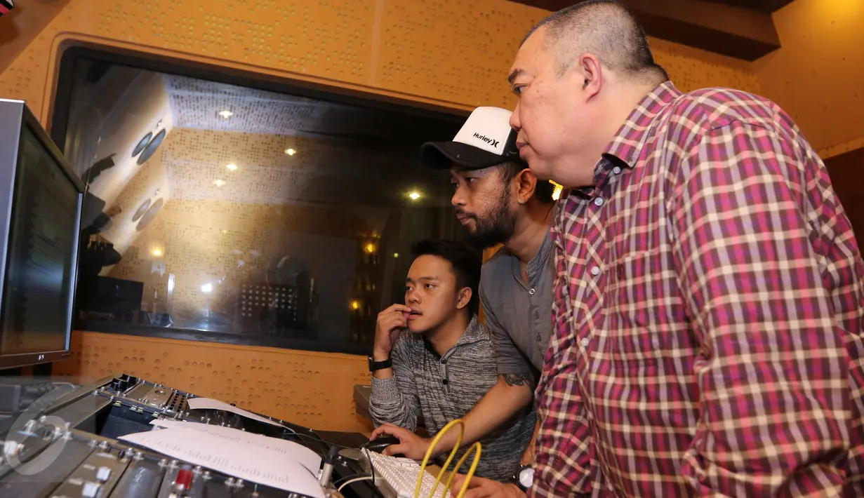 Juara D'Academy Asia, Danang (kiri) saat melihat rekaman singel terbarunya, Jakarta, Kamis (14/1/2016) Singel terbaru Danang adalah lagu pemberian dari musisi Malaysia Pak Ngah sebagai hadiah juara 1 D'Academy Asia. (Liputan6.com/Herman Zakharia)