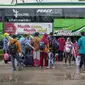 Peserta Mudik Aman Mudik Sehat Kementerian Perhubungan saat akan menaruh barang bawaan mereka di bagasi bus tujuan kampung halamannya di Terminal Jatijajar, Depok, Jawa Barat, Kamis (28/4/2022). Pengguna jasa transportasi bus yang mengikuti program mudik gratis didominasi oleh pemudik yang berasal dari Jawa Tengah dan Jawa Timur dengan syarat telah menerima vaksin booster. (Liputan6.com/Faizal Fanani)