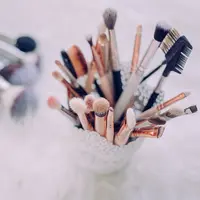 Ilustrasi peralatan makeup yang kotor (Foto: Unsplash/freestocks)