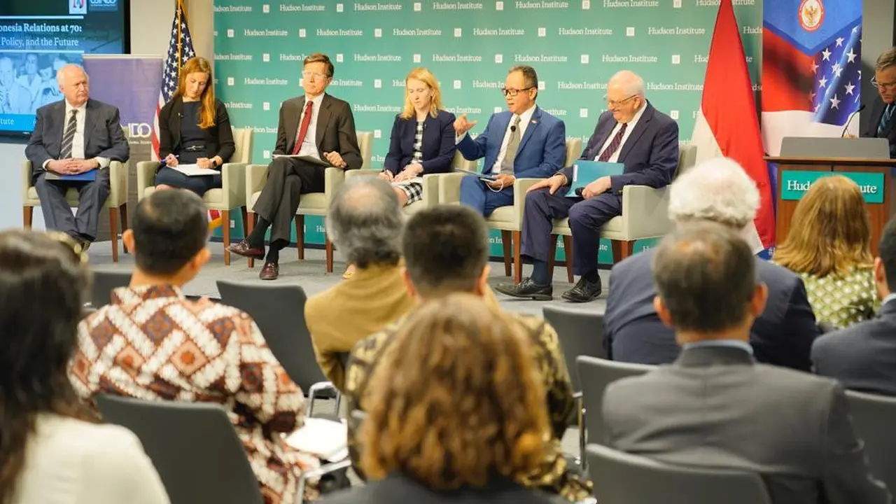 simposium bertajuk "Hubungan 70 tahun Indonesia-AS: Sejarah, Kebijakan dan Masa Depan". (KBRI Washington DC)