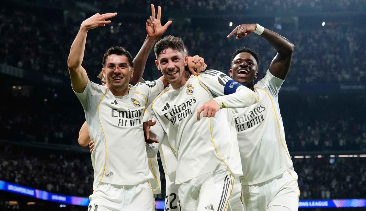 Pemain Real Madrid, Federico Valverde (tengah) merayakan golnya pada pertandingan leg pertama babak 16 besar Liga Champions 2025/2026 melawan Manchester City di stadion Santiago Bernabeu, Rabu 11 Maret 2026 waktu setempat atau Kamis 12 Maret 2026 dini hari WIB. Menjamu wakil Inggris, Manchester City, Los Blancos menang dengan skor telak 3-0. (AP Photo/Jose Breton)