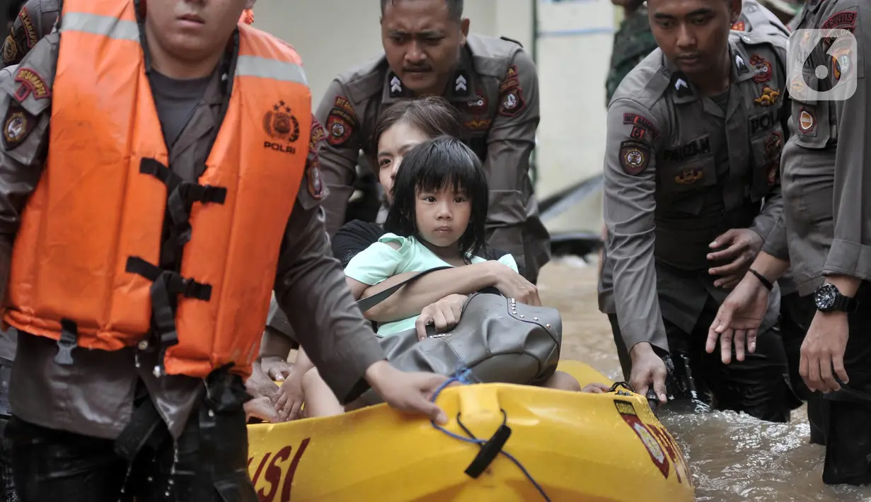 Petugas gabungan mengevakuasi anak-anak saat banjir merendam permukiman Cipinang Melayu, Jakarta, Rabu (1/1/2020). Ratusan rumah warga di Kelurahan Cipinang Melayu terendam banjir hingga ketinggian leher orang dewasa sejak dini hari tadi dan telah menewaskan dua warga. (merdeka.com/Iqbal S Nugroho)