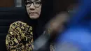 Terdakwa gratifikasi dan suap pemberian izin lokasi perkebunan kelapa sawit, Rita Widyasari menyimak keterangan saksi pada sidang lanjutan di Pengadilan Tipikor, Jakarta, Rabu (16/5). Sidang mendengar keterangan saksi. (Liputan6.com/Helmi Fithriansyah)