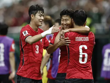 Gelandang Korea Selatan, Hwang In-beom merayakan gol pertamanya di Piala Dunia 2026 bersama rekan satu timnya ketika melawan Republik Ceko di Estadio Guadalajara, Meksiko, Jumat (12/6/2026) pagi WIB. (AFP/Ulises Ruiz)