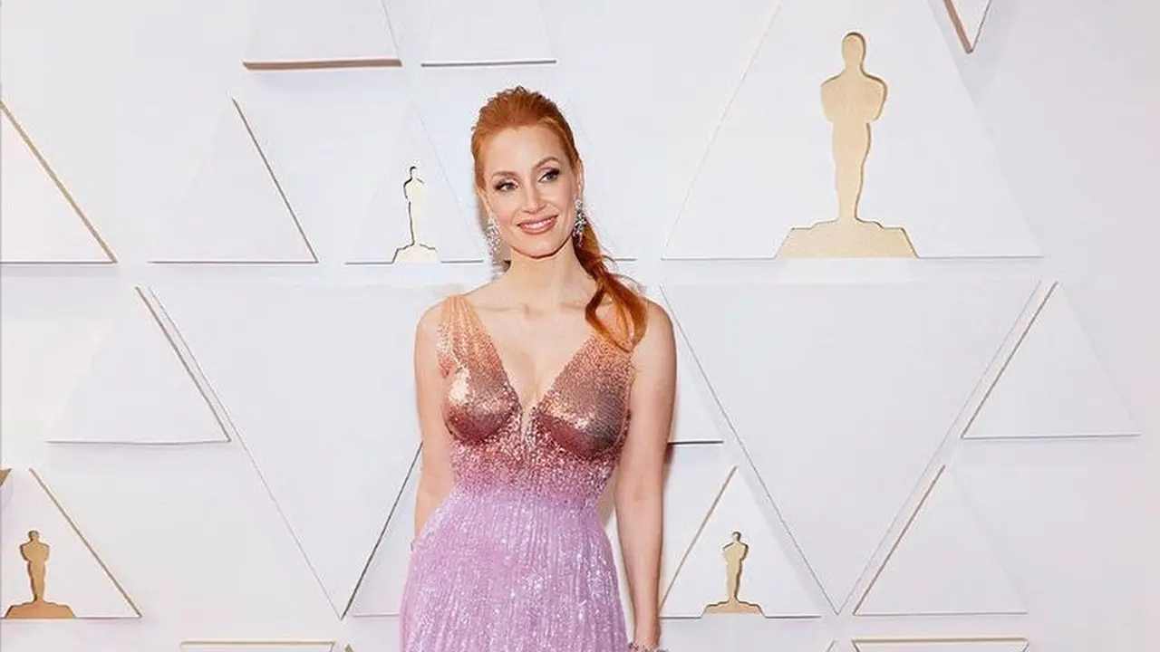 Raih Best Actress, Intip Tampilan Jessica Chastain Pakai Gaun Ombre Berkilauan di Karpet Merah Oscar 2022