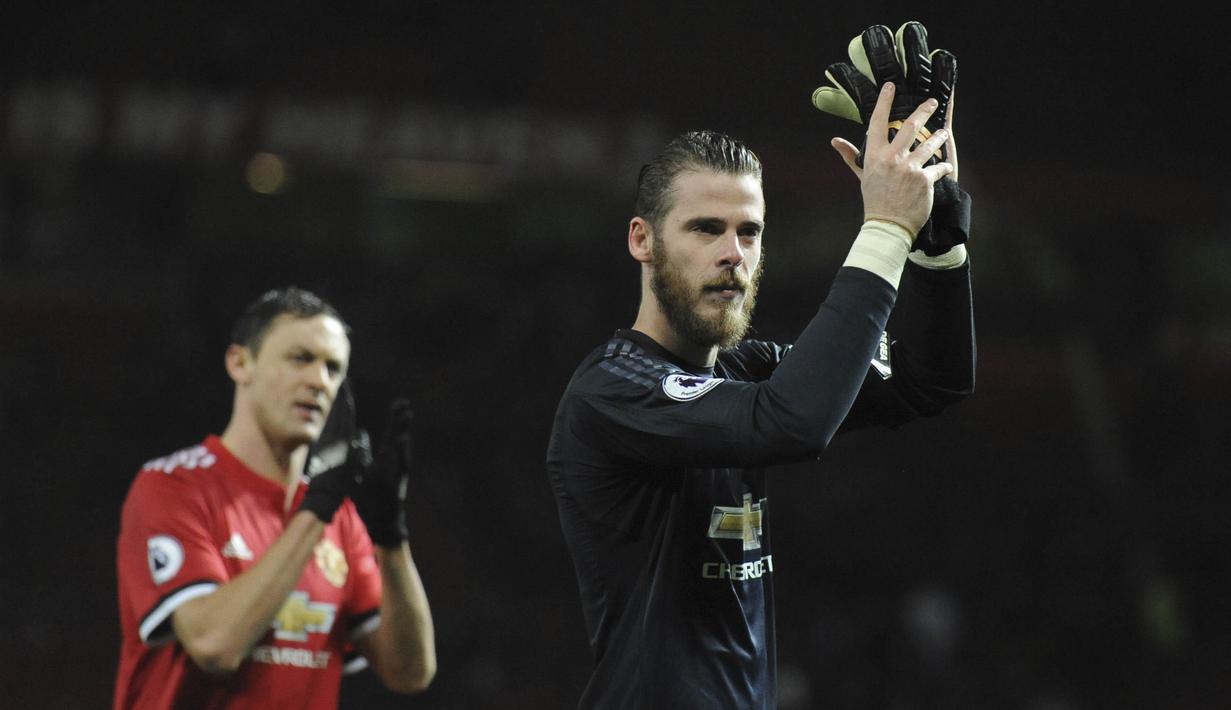 Kiper Manchester United, David de Gea, memberikan aplaus usai pertandingan melawan Stoke City pada laga Premier League di Old Trafford, Senin (15/1/2018). Manchester United menang 3-0 atas Stoke City. (AP/Rui Vieira)