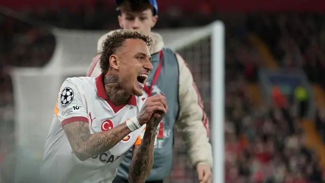 Noa Lang kesakitan usai jempolnya cedera di laga Liverpool vs Galatasaray di leg kedua babak 16 besar Liga Champions 2025/2026 di Anfield, Kamis (19/03/2026) dini hari WIB.
