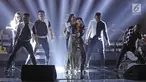 Penyanyi senior, Ita Purnamasari mempersembahkan konser spesial perjalanan kariernya selama 3 dekade di Balai Sarbini, Jakarta, Jumat (8/12). Sebanyak 18 lagu dibawakan dalam konser '3 Dekade Ita Purnamasari' tersebut. (Liputan6.com/Herman Zakharia)