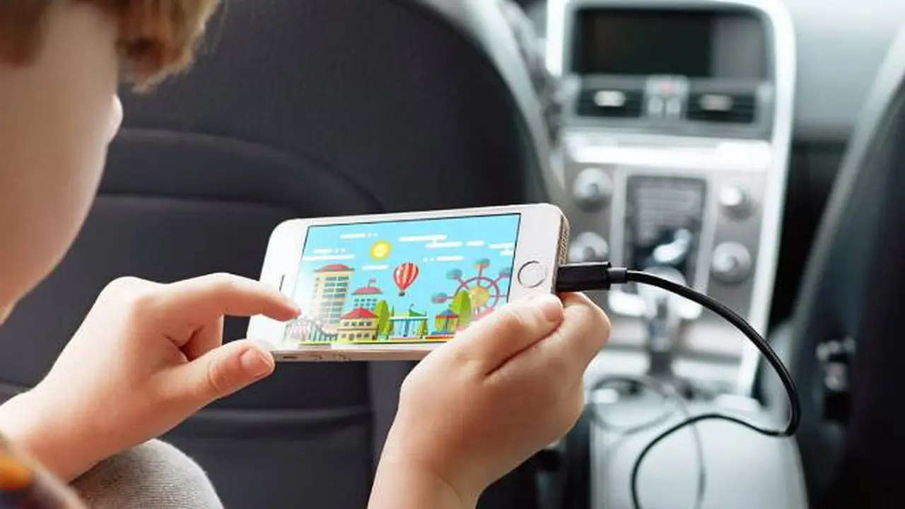 Ilustrasi mengisi daya smartphone di mobil menggunakan car charger. Dok: digitaltrends.com