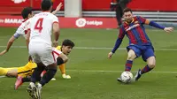 Pada menit ke-86, pasukan Ronald Koeman bisa menambah gol melalui sepakan kaki kanan Lionel Messi yang mengecoh barisan pertahanan Sevilla. (Foto: AP/Angel Fernandez)