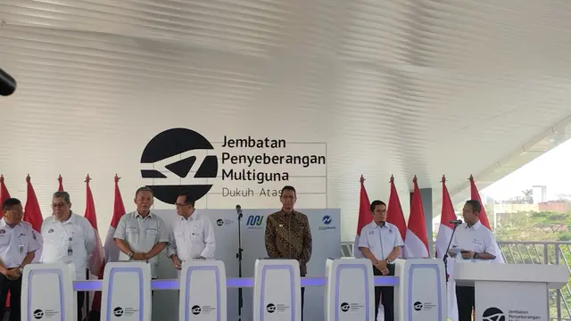 Pj Gubernur DKI Jakarta Heru Budi Hartono bersama Menhub RI Budi Karya Sumadi meresmikan Jembatan Penyeberangan Multiguna (JPM) Dukuh Atas, Setiabudi, Jakarta Selatan Rabu (13/9/2023).