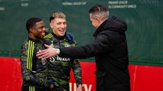 Pemain Manchester United, Tyrell Malacia (kiri) dan Lisandro Martinez menyapa dengan hangat Robin Van Persie yang merupakan mantan pemain MU saat akan menjalani sesi latihan di Carrington, Rabu (22/2/2023). (Twitter/Manchester United)