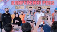 Kapolres Situbondo AKBP Andi Sinjaya memberikan keterangan pers dalam ungkap kasus operasi Sikat Semeru 2022 (Istimewa)