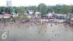 Ribuan pengunjung berenang di Pantai Ancol, Jakarta, Sabtu (26/15). Memasuki libur Tahun Baru sejumlah warga memadati tempat rekreasi di kawasan Ibukota tersebut. (Liputan6.com/Gempur M Surya)