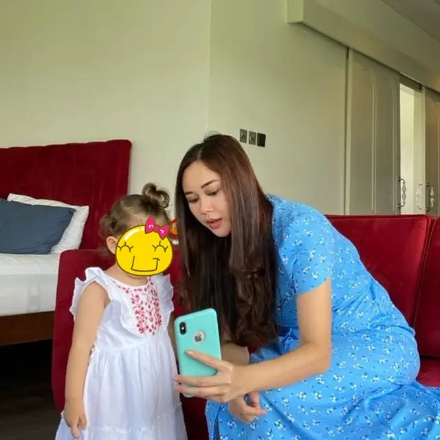 6 Potret Sederhana Aura Kasih Saat di Rumah, Gaya Bikin Rujak Curi Perhatian