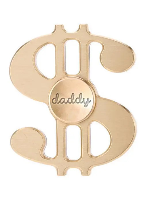 Selalu pandai dalam maraih keuntungan, Kim menggunakan kesempatan pada saat momen hari ayah. Ia meluncurkan fidget spinner berwarna emas dan berbentuk $. Di bagian tengahnya juga bertuliskan ‘daddy’. (Instagram/kimoji)