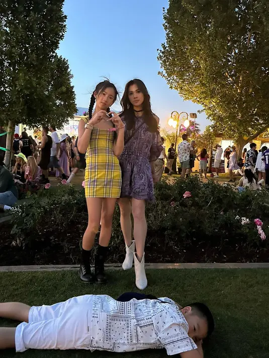 Terlebih saat melihat Adinda bersanding dengan Kiera yang sudah tumbuh remaja.